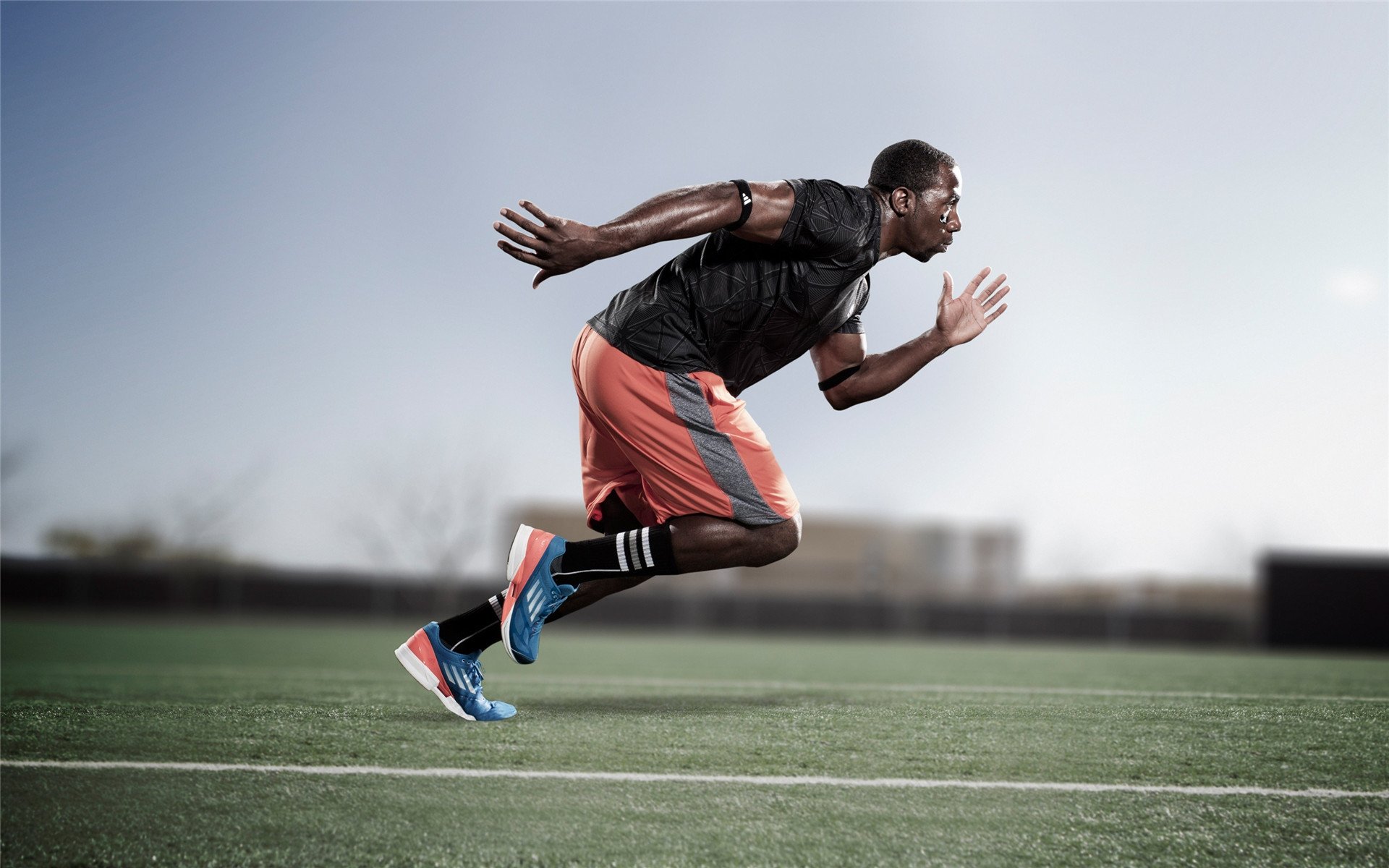 巴巴多斯田径比赛吸引大量少年参与，巴巴多斯视频